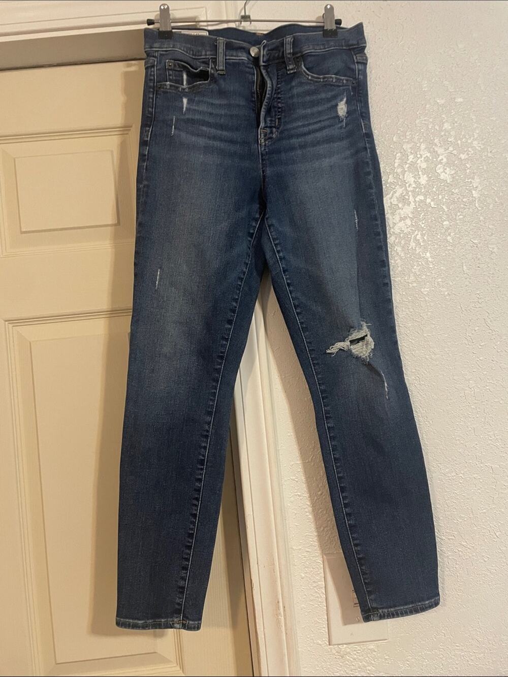GAP Women’s Dark Blue Skinny Ankle Straight Leg Distressed Jeans NWOT 27"